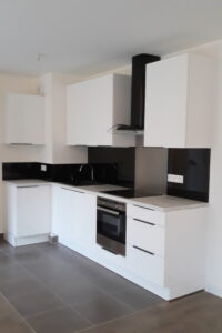 Cuisine moderne blanche avec crédence noire, posée par Homesweety à Antony (94).