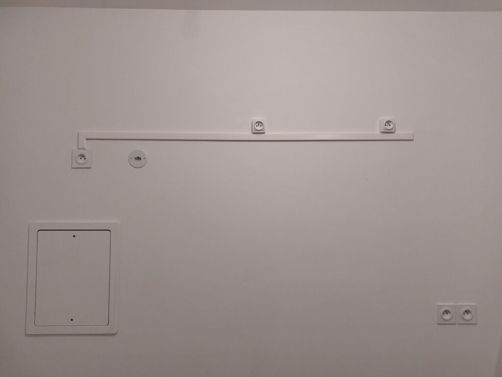Déplacement de prises électriques sous goulotte mur béton sans saignée