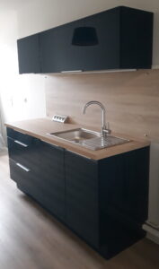 Cuisine bleu nuit avec plan de travail stratifié bois et évier inox, installation réalisée par Homesweety.