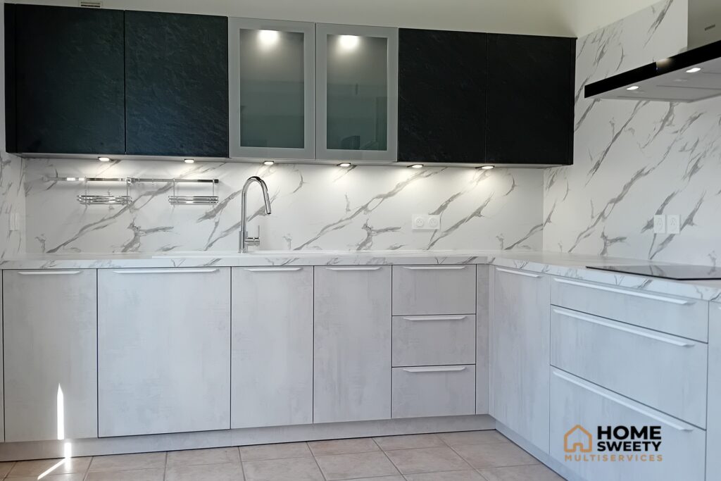Cuisine moderne blanche et noire avec crédence effet marbre, installation réalisée par Homesweety à Juvisy-sur-Orge (Essonne).